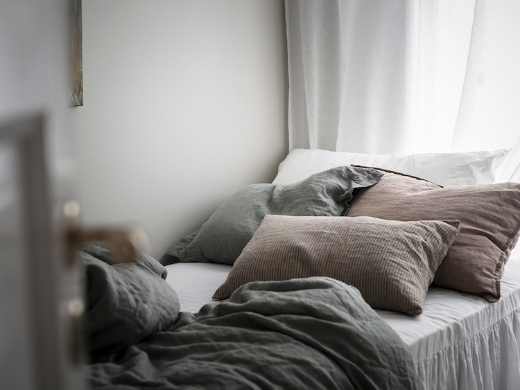 Блогер из Швеции о том, как сделать уютной маленькую спальню