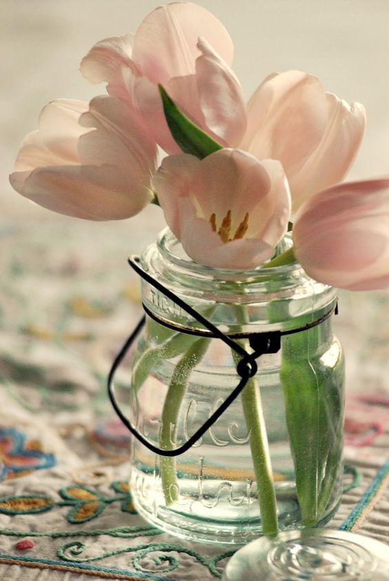 Время тюльпанов: 5 идей от флористов и декораторов для главных цветов весны