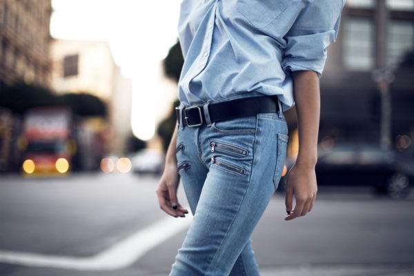 Голубая рубашка, джинсы. Blue shirt, skinny jeans. new-york street style.