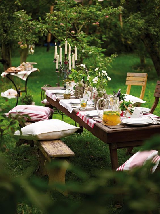 пикник на природе, дачный обед, летняя идея, подушки