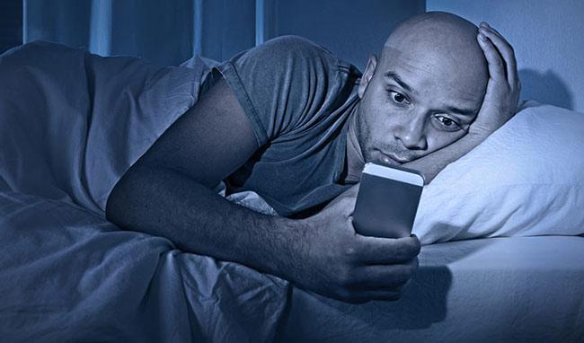 Если Вы оставляете на ночь мобильный телефон возле кровати — обязательно прочтите эту статью!