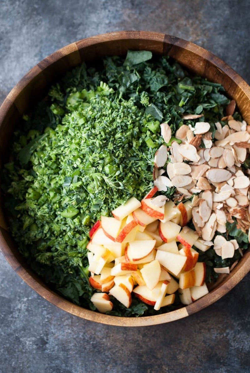 Капуста кале: салат с кале, брокколи и соусом тахини. Вегетарианская кухня. 