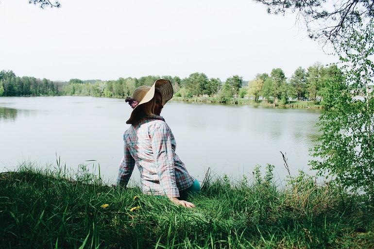 Slow life девушка у озера в шляпе
