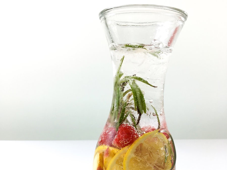 домашняя фруктовая вода с персиком, малиной и розмарином