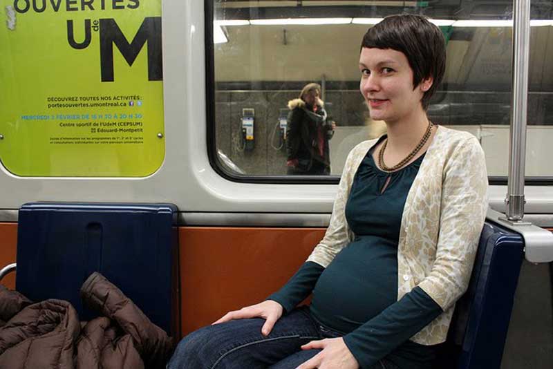 Почему беременная женщина подала суд на незнакомца, который смеялся над ней в автобусе
