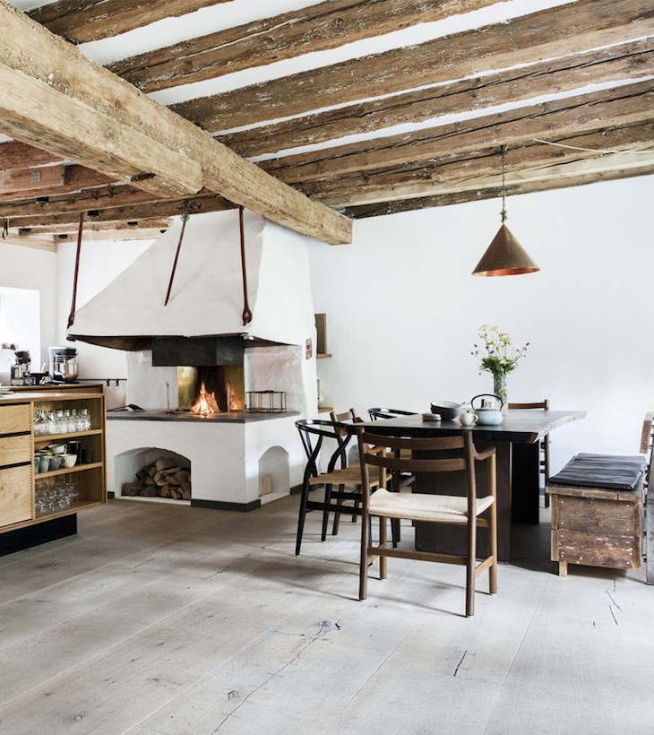 квартира в копенгагене, скандинавский дизайн, декор интерьера, старые дома, деревянный пол, камин
