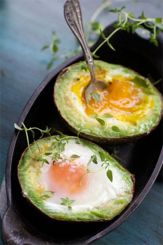 яйцо в авокадо, рецепты с авокадо, полезный завтрак, запеченный авокадо
