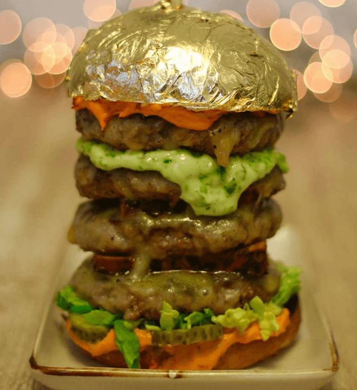 Бургер кайф. Самый дорогой бургер. Самый дорогой бургер в мире. Гамбургер из золота. Золотой бургер.
