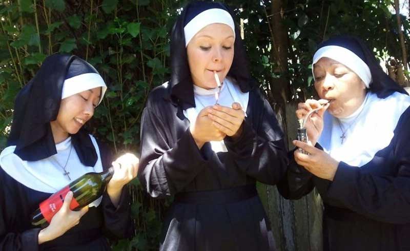 Три монахини пошли на исповедь!