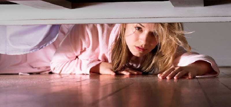 Чтобы проверить верность мужа, она решила спрятаться под кроватью