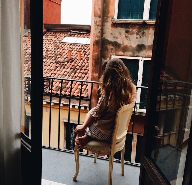 Девушка на балконе. Романтика. Париж. 