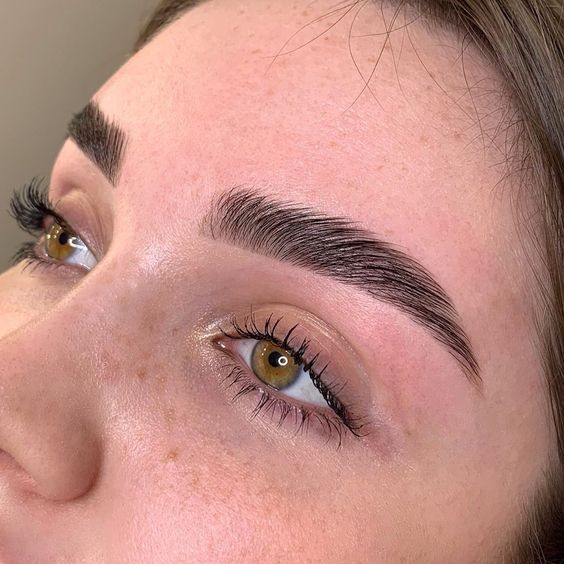 MOTHER OF BROWS⚡️ on Instagram: “Укладка всегда творит чудеса✨ ⠀ А я слегка помогаю этому чуду произойти? ⠀ Сделали: долговременная укладка бровей, окрашивание и коррекция…”