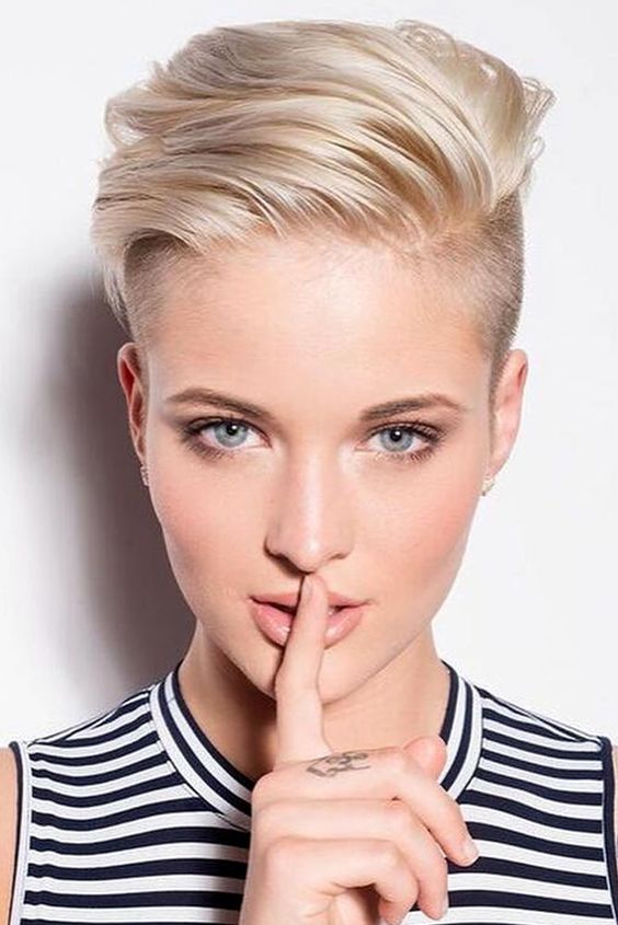 Today we will focus on the trendy looks for women. And to give you an idea about the latest trends, we have created a photo gallery featuring cool looks with Mohawks. #mohawk #mohawkhaircut #mohawkhairstyle