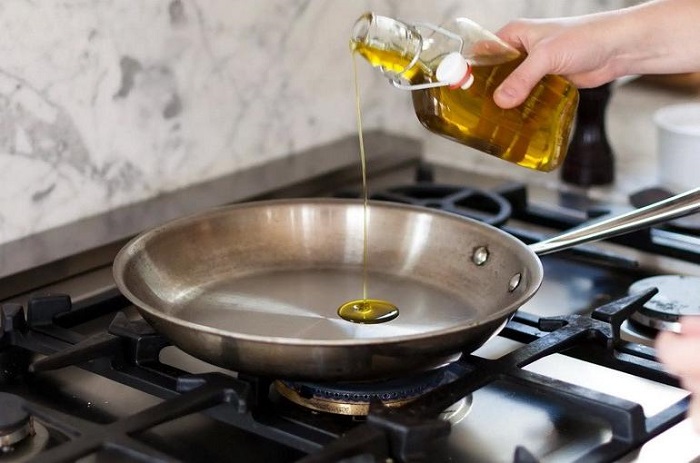 Оливковое масло при нагревании теряет полезные свойства. / Фото: cpykami.ru