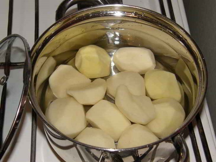 Картофель должен полежать в воде перед приготовлением. / Фото: tortabakan.ru