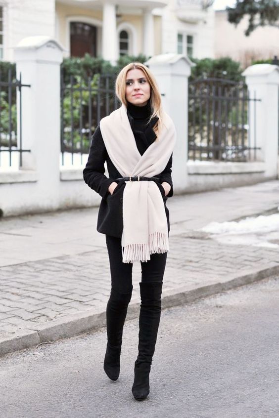 Черные ботильены, джинсы пальто с белым шарфом