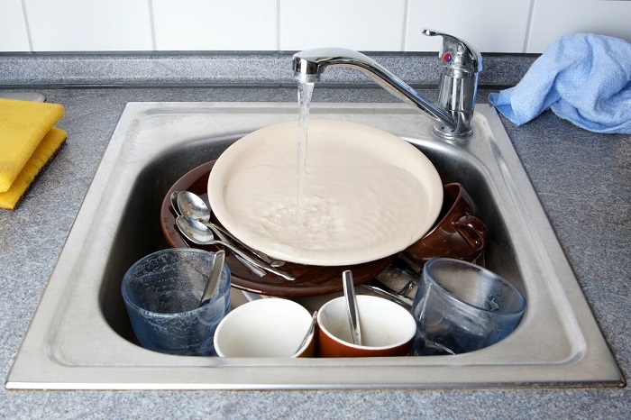 Посуду нужно мыть сразу после трапезы. / Фото: Nastroy.net