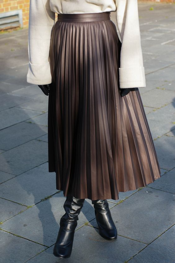 Brown faux leather pleated skirt from Zara #fashionblogger #zara #streetstyle