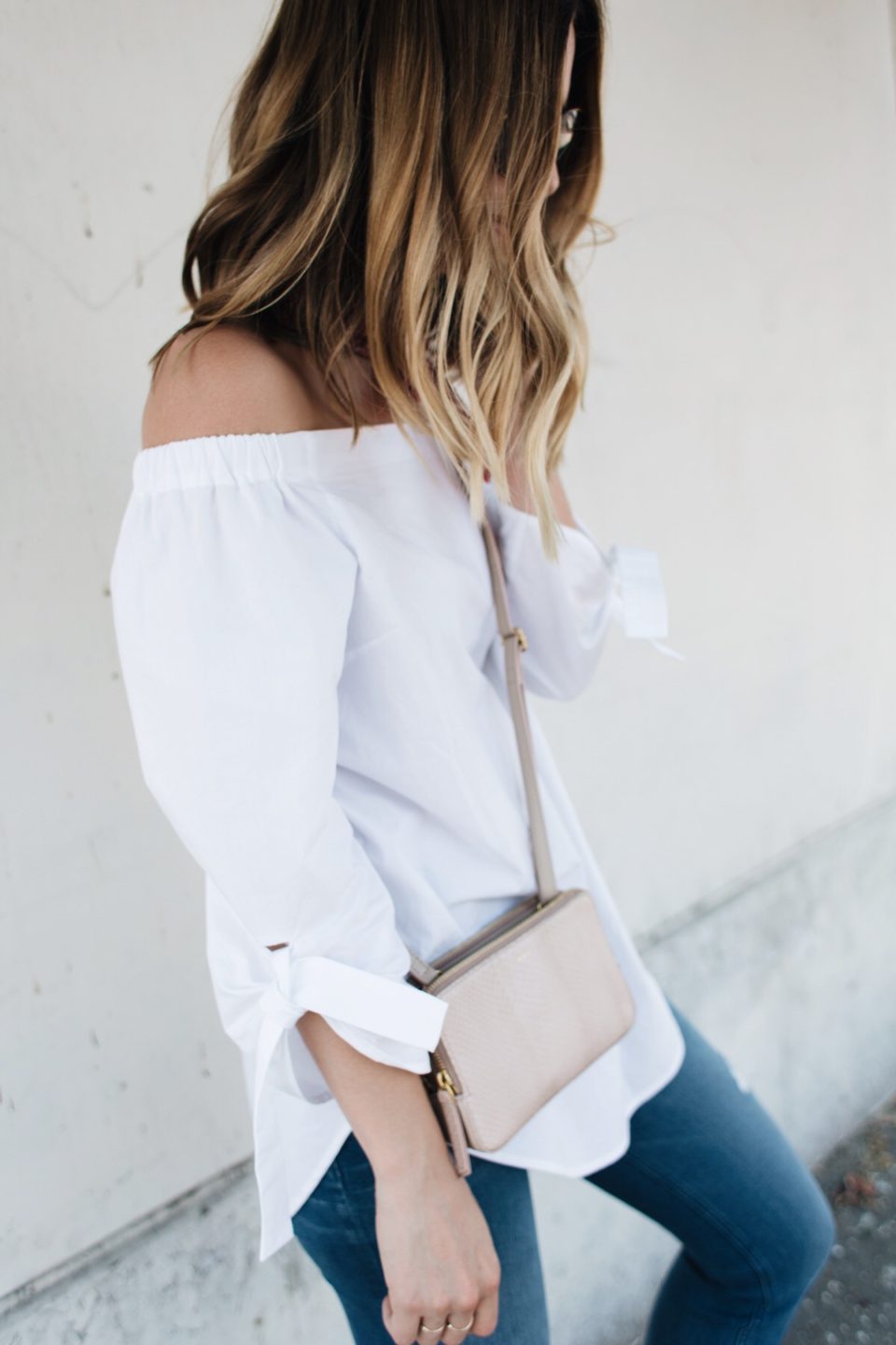 off-the-shoulder top, jeans, travel style, топб джинсыб стиль в дорогу