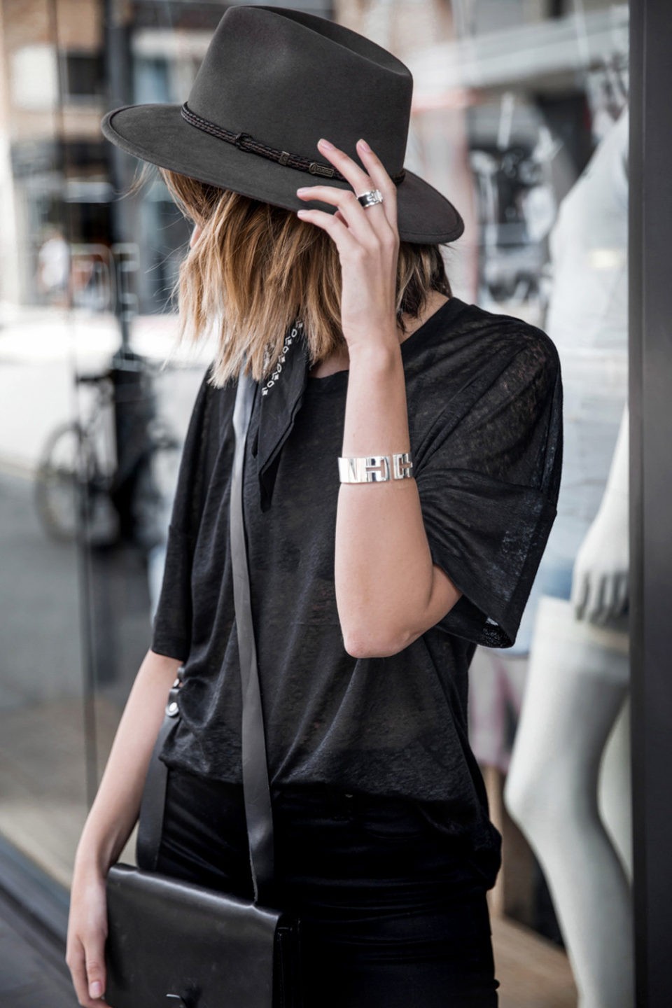 travel style, black shirt, hat, стиль в дорогу, черная фуболка, шляпа