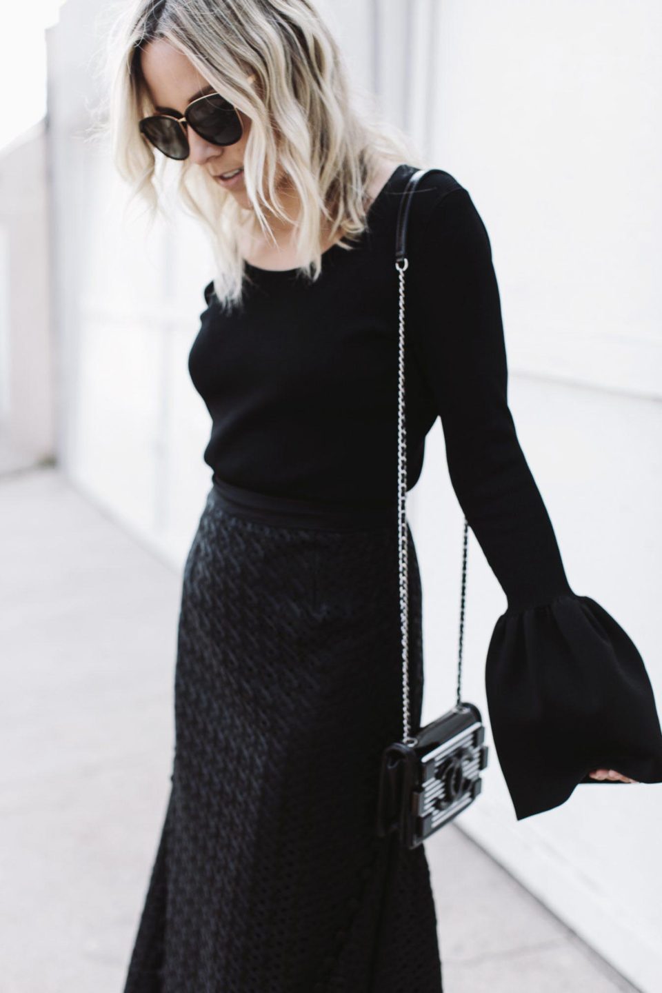 All black outfit. Черный топ с рукавами клеш, черная юбка миди, красные туфли. 