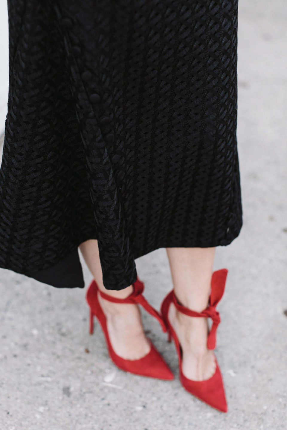 All black outfit. Черный топ с рукавами клеш, черная юбка миди, красные туфли. 