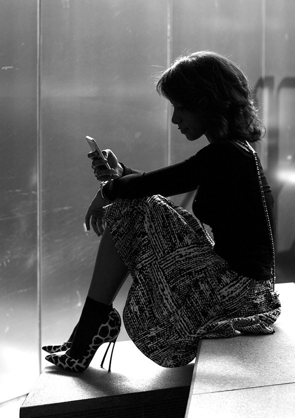 Девушка с телефоном. 8 мантр для тех, кто переживает тяжелый разрыв.