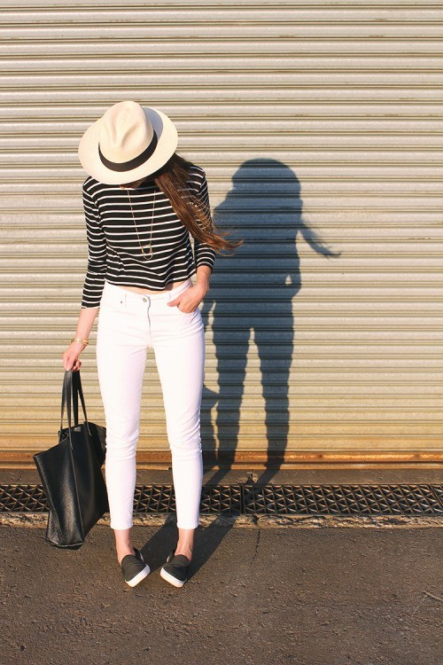 Топ в полоску, белые джинсы, шляпа. White jeans, hat, breton shirt.