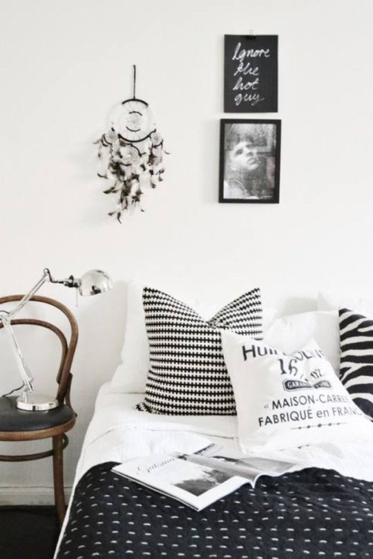 scandinavian interior, black and white, скандинавский интерьер, спальня, кровать, подушки, черно-белый интерьер