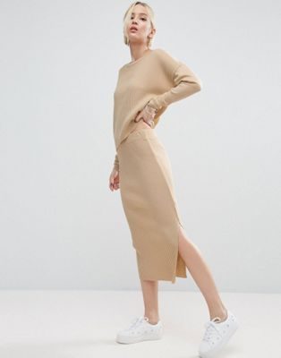 Trend-alert: юбки-миди выходят на первый план (5 образов марта)